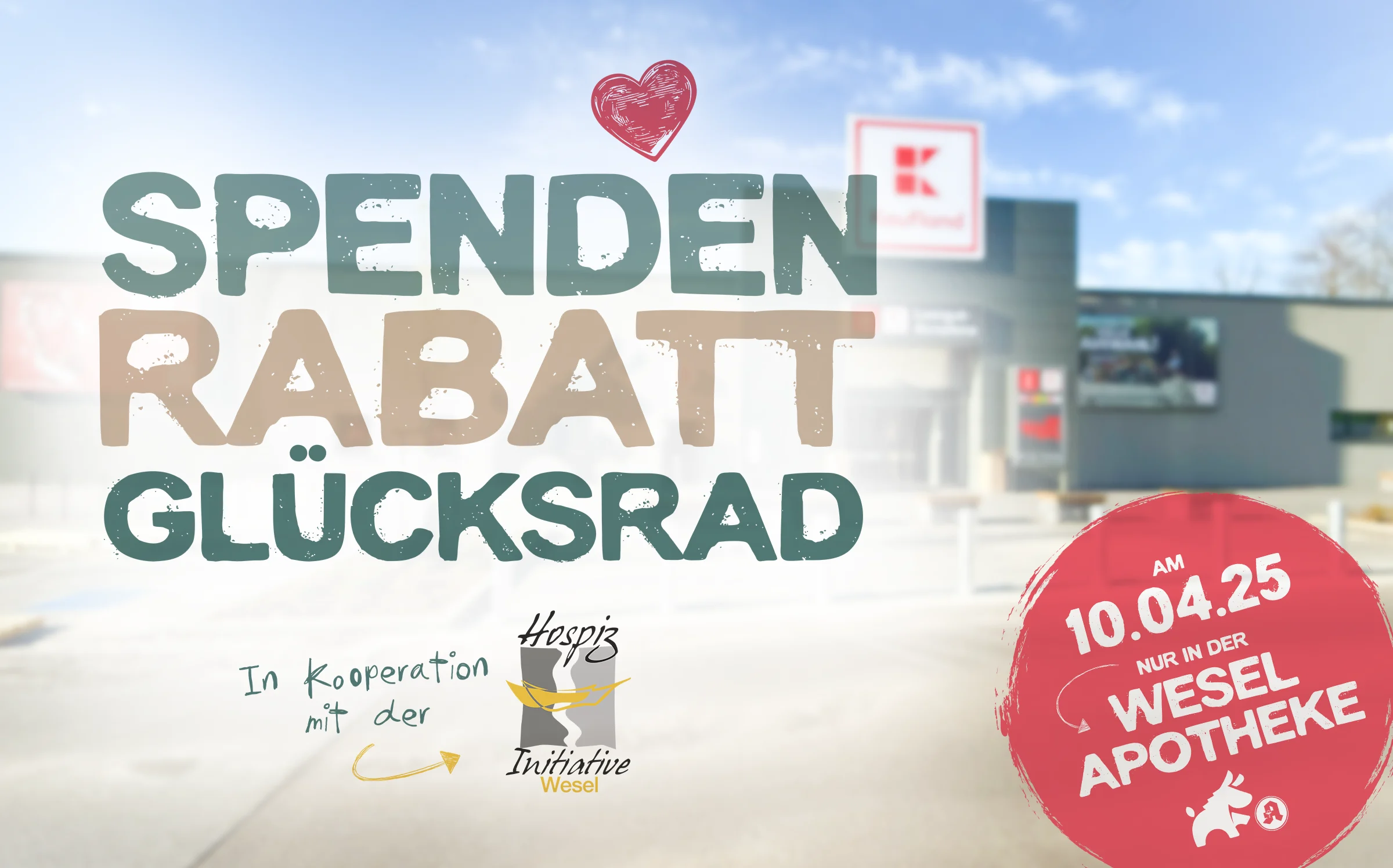 Werbegrafik mit dem Text „Spenden, Rabatt, Glücksrad“. Darüber ein rotes Herzsymbol. Unten steht: „In Kooperation mit der Hospiz-Initiative Wesel“ mit dem zugehörigen Logo. Rechts unten ist ein roter Kreis mit dem Hinweis: „Am 10.04.25 – nur in der Wesel Apotheke“. Im Hintergrund ist verschwommen die Fassade eines Kaufland-Marktes zu sehen. Die Wesel Apotheke, Teil der Dr. Kottenberg Apotheken, veranstaltet eine Spendenaktion mit Glücksrad und Rabatt zugunsten der Hospiz-Initiative Wesel.